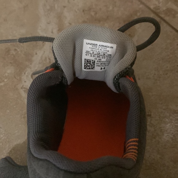 Boys under armour shoes - Picture 6 of 7